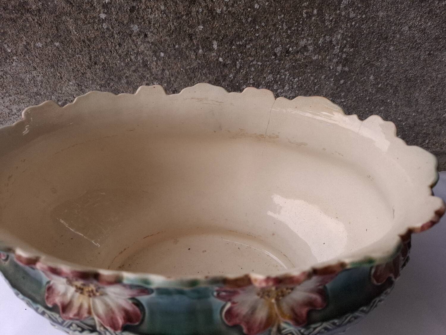 Jardinière, centerpiece in slip