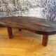 Table basse brutaliste en bois massif