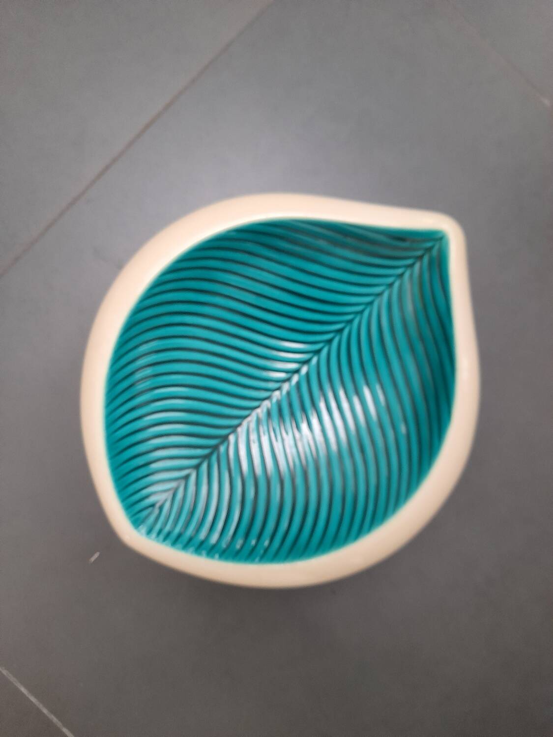 Large Verceram leaf pattern fruit dish