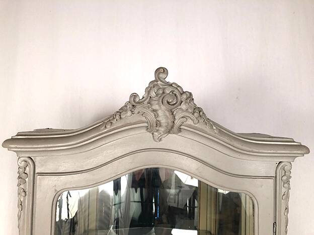 Lively rockery style display case in gray lacquered wood and painted flower decoration. Around 1900