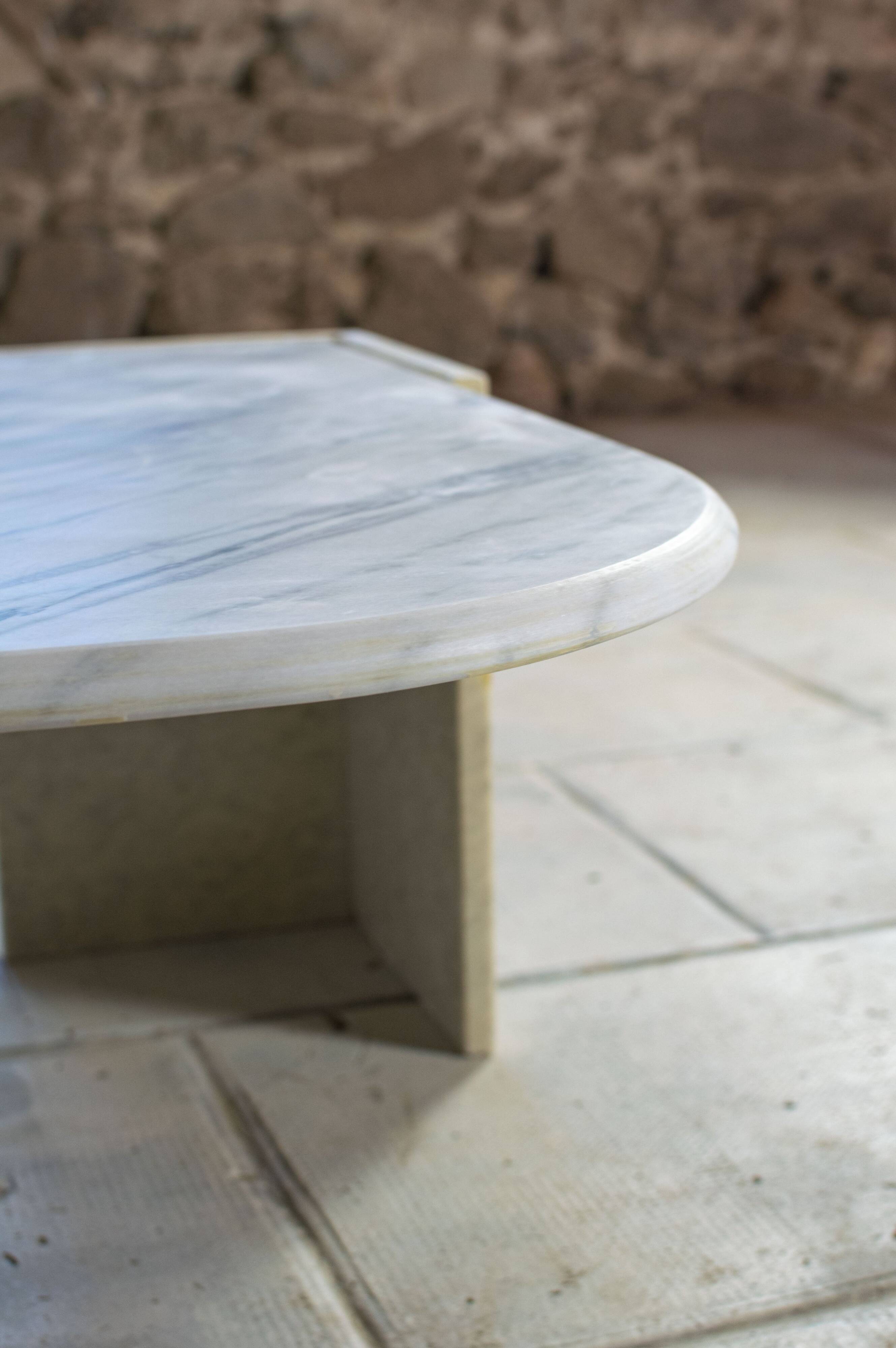 Table basse en marbre forme oeil 1970
