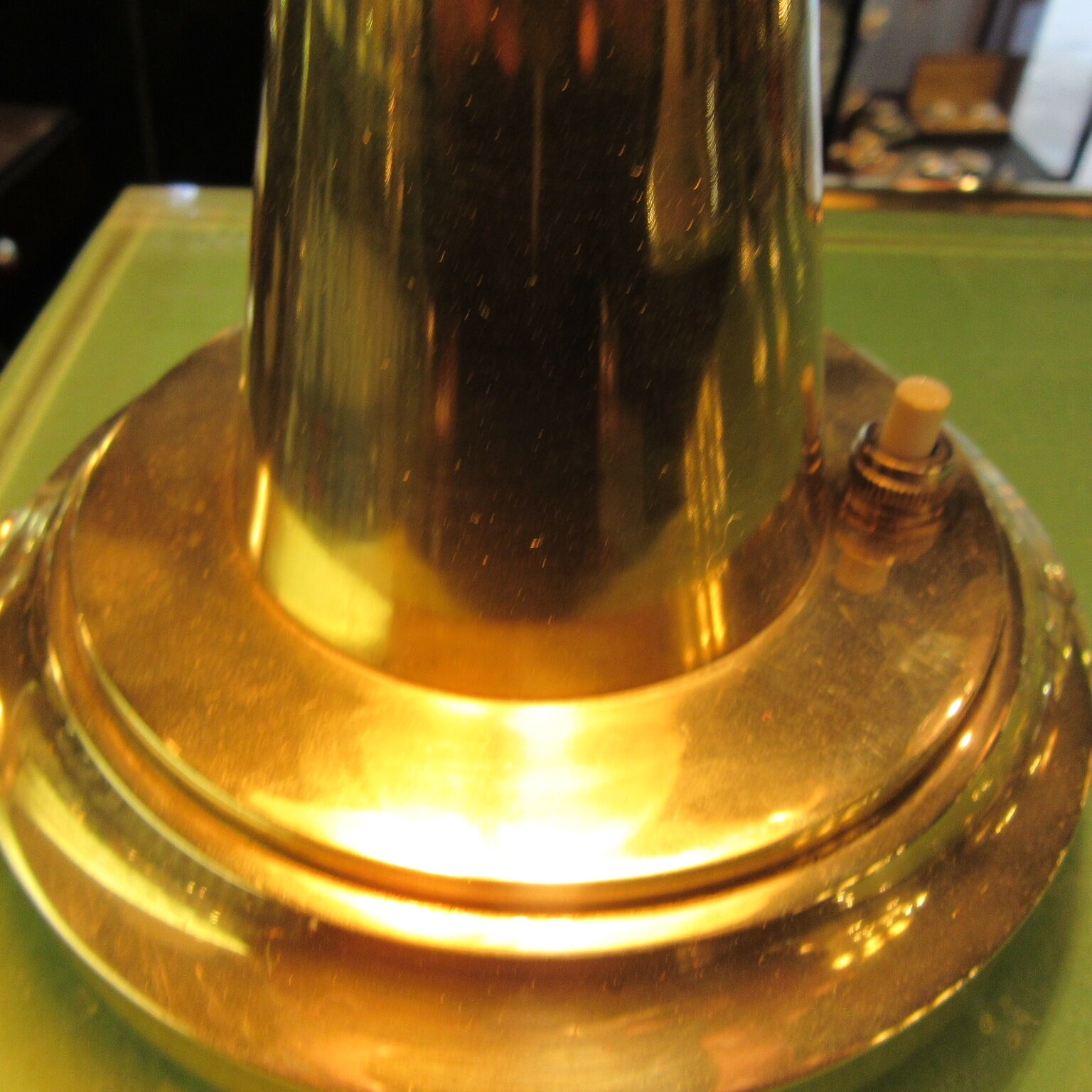 Lampe à poser en laiton doré