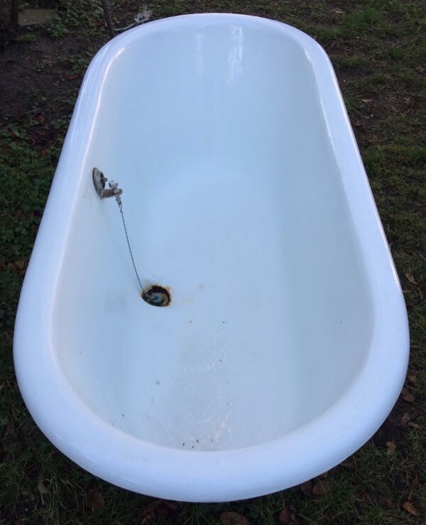 Cast iron bathtub on legs