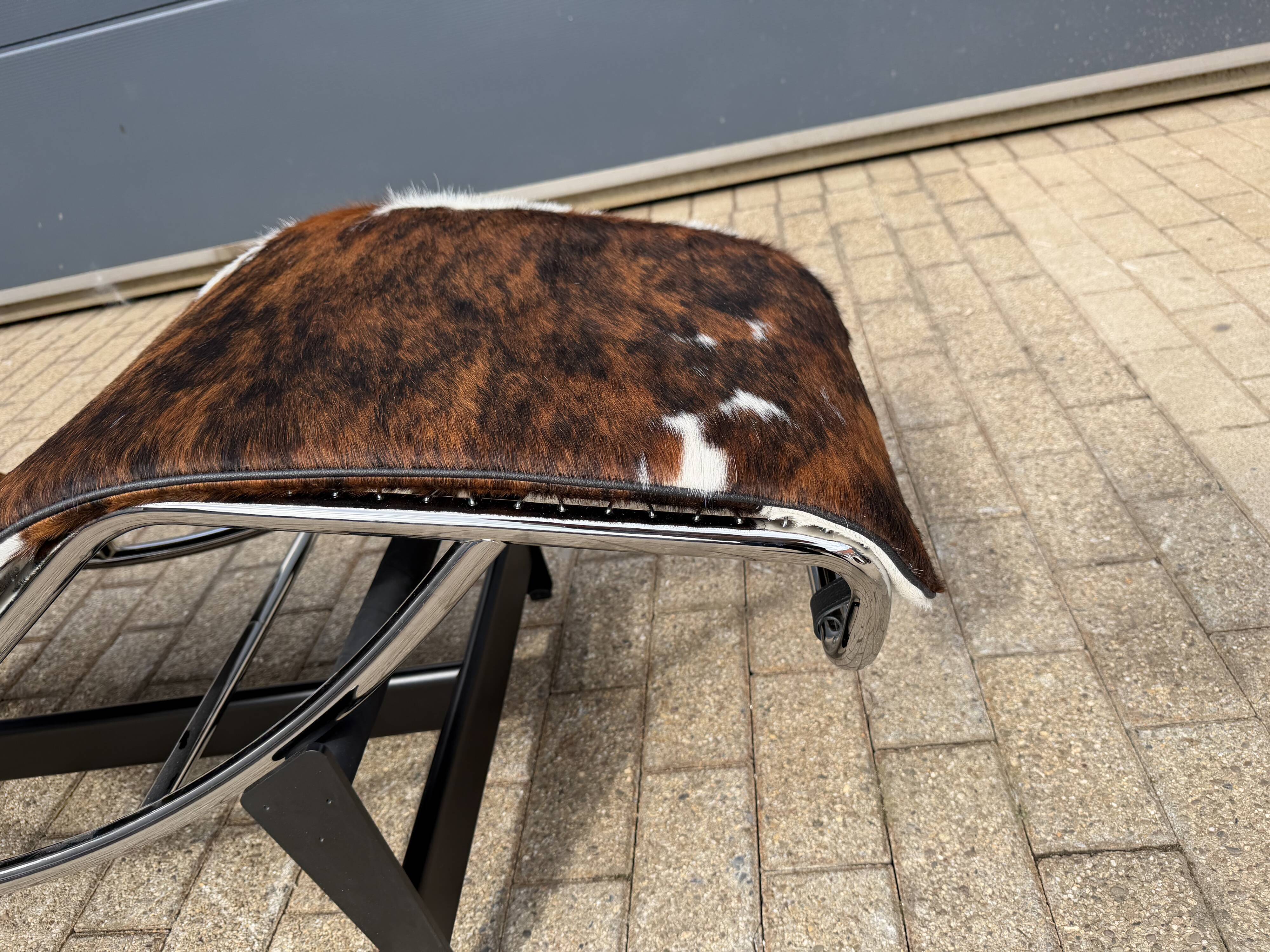 Cassina LC4 Le Corbusier original (signed) in cowhide, in new condition.