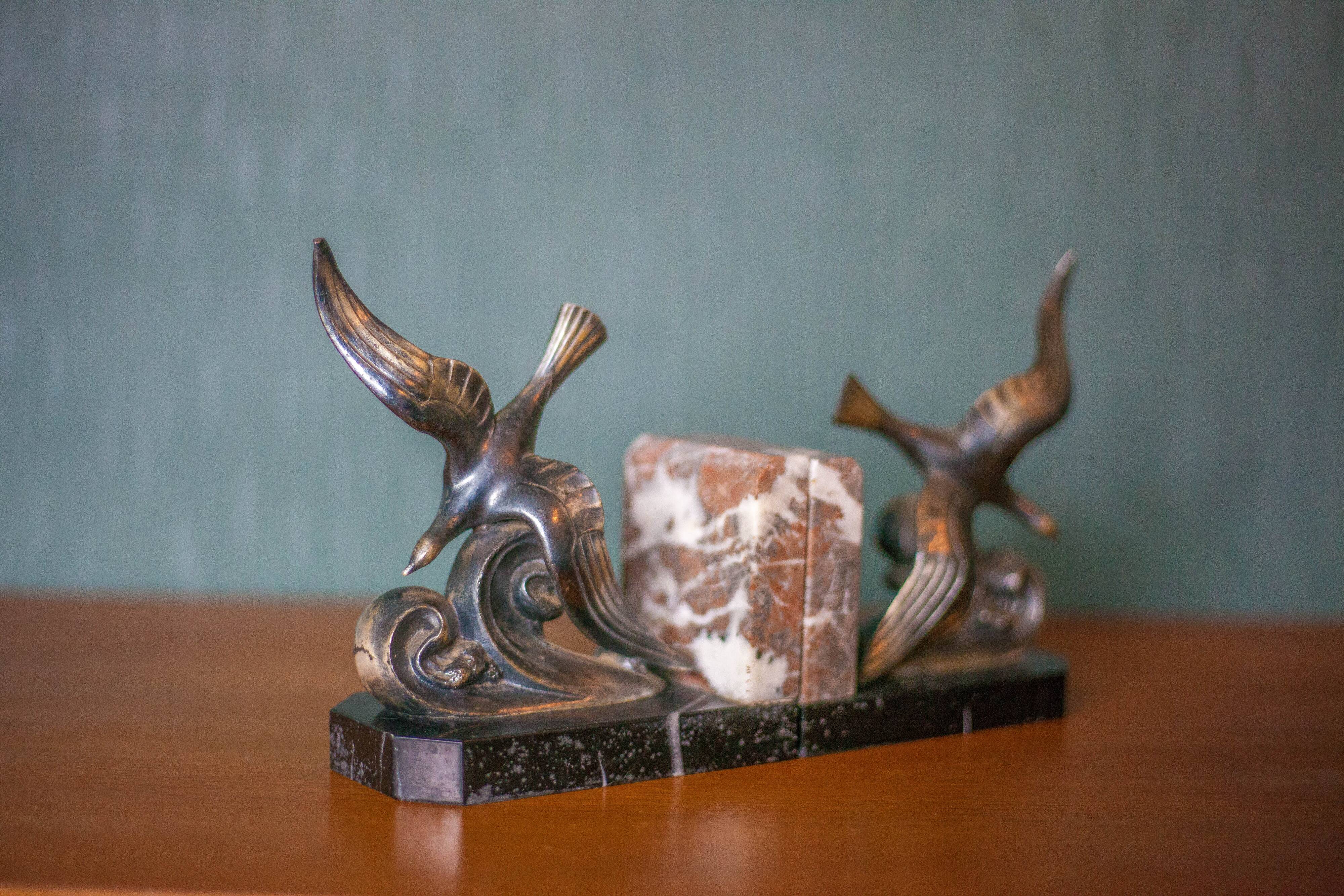 Pair of art deco seagull bookends in regulates and marble, bookcase, desk