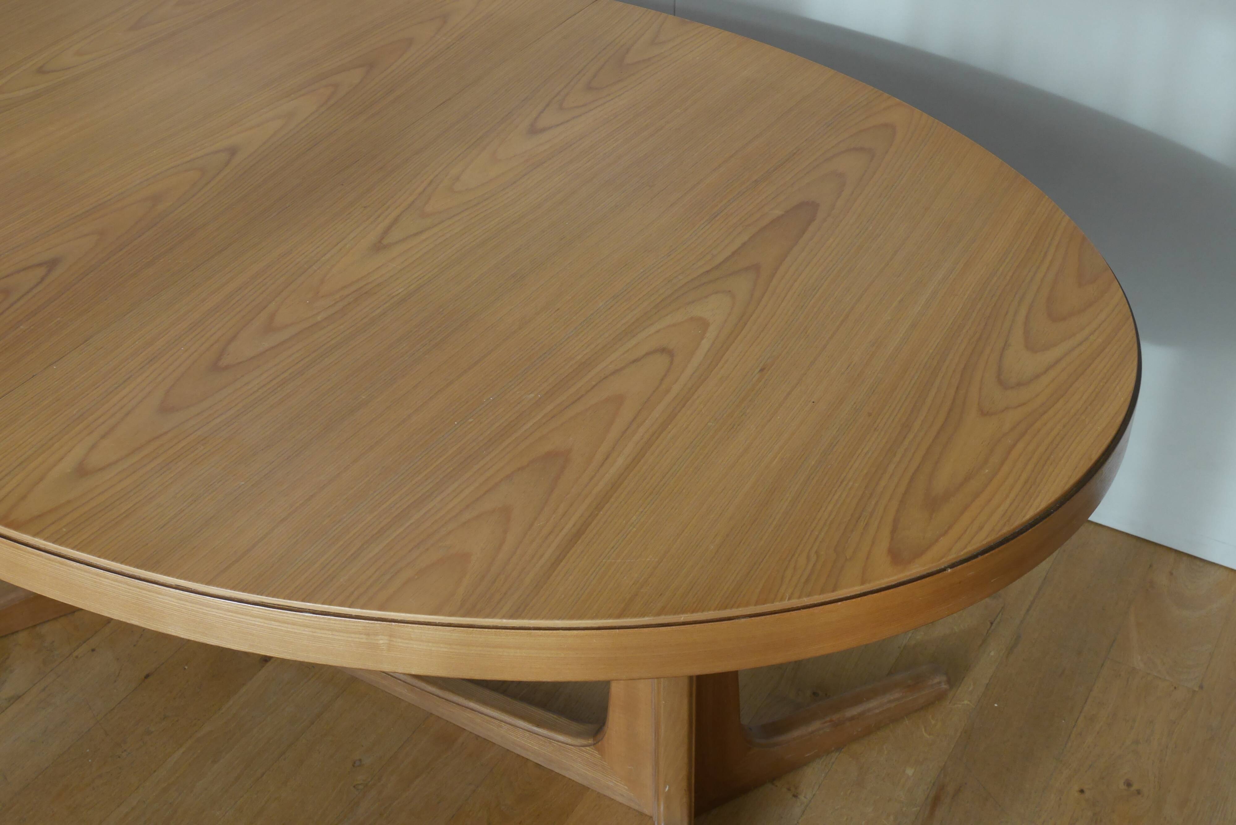 Oak oval table with extension cords
