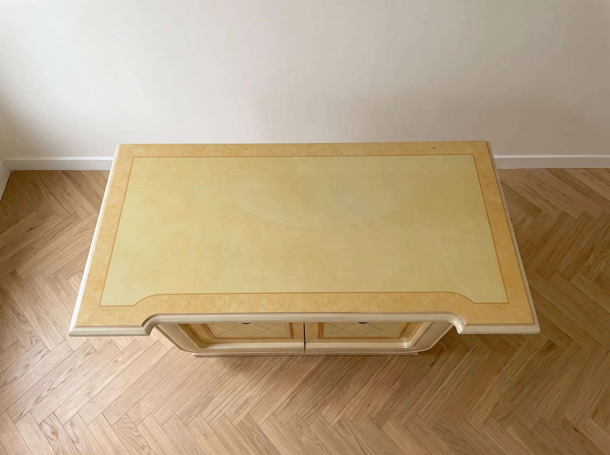 Buffet bas style classique italien beige laqué