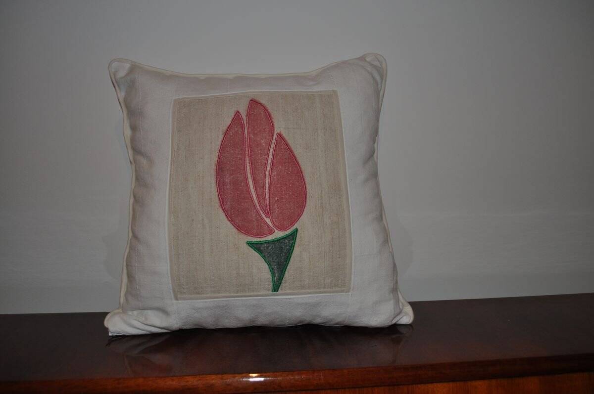 Vintage cream tulip cushion in linen with floral appliqué, 50x50 cm