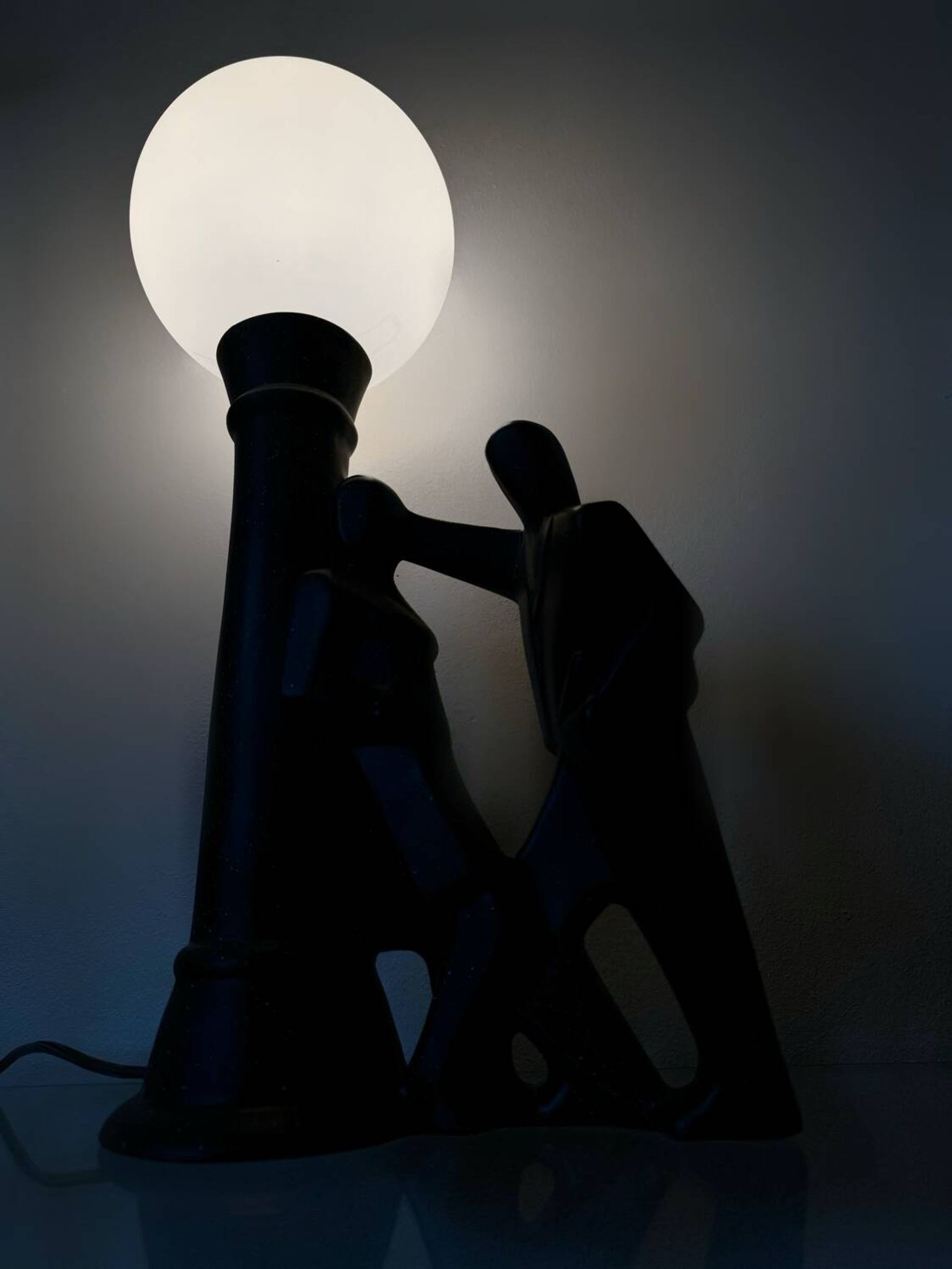 Lampe figurative céramique et opaline années 70