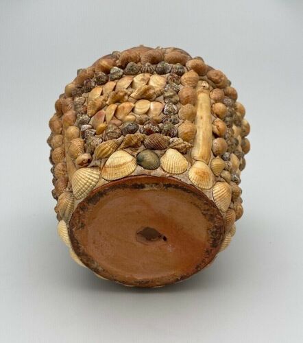 Cache pot en terre cuite surmonté de coquillages art populaire 1960
