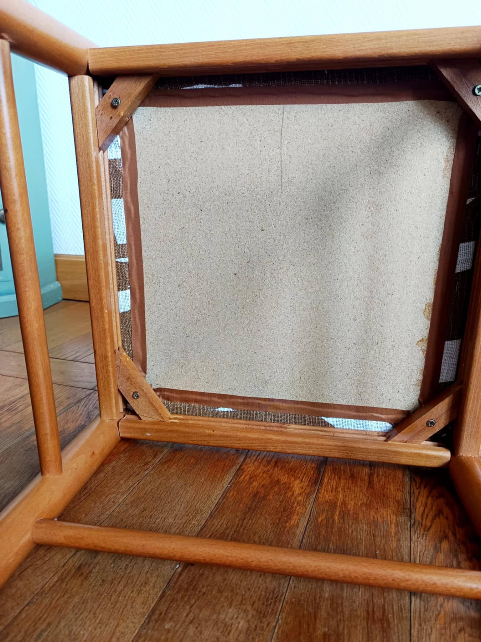 Trois chaises style vintage pin et tissu