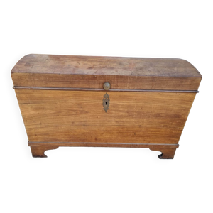 Coffre ancien en noyer