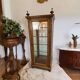 Vitrine vintage en bois avec accent de bobine : verre 4 côtés