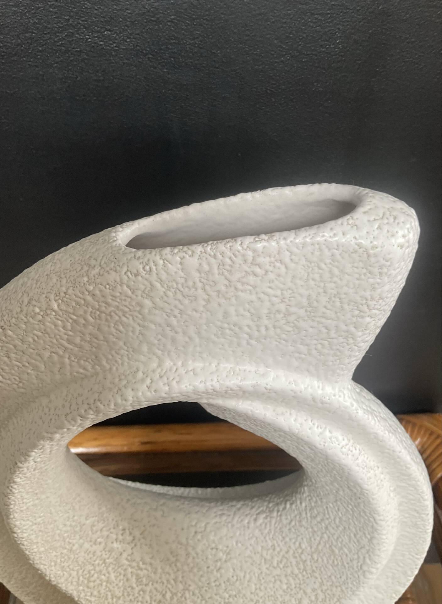 Sculptural vase by Roberto Rigon from the 1970s, signed.
