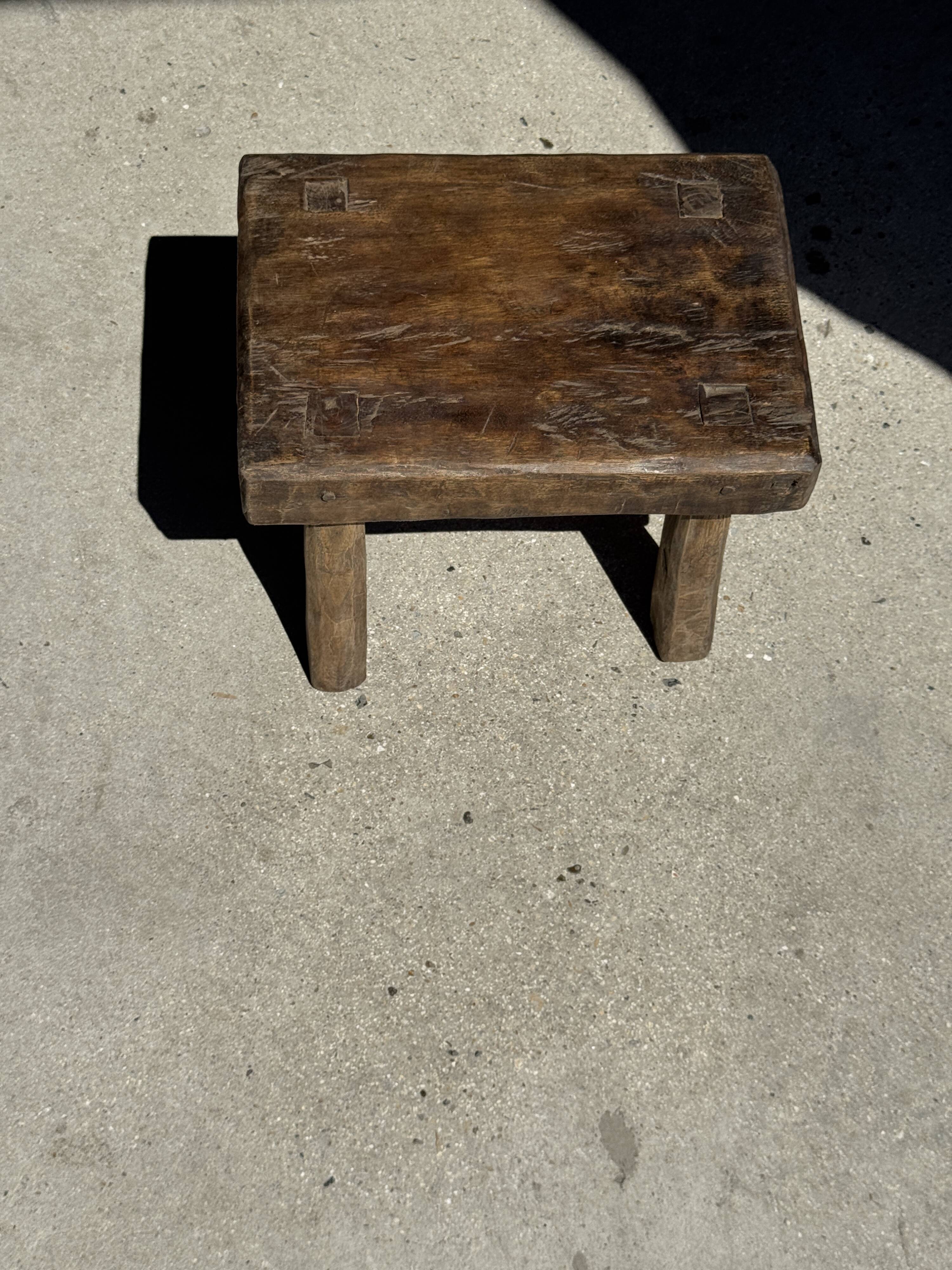 Petit stool, tabouret d'appoint en teck massif rectangulaire wabi-sabi H25