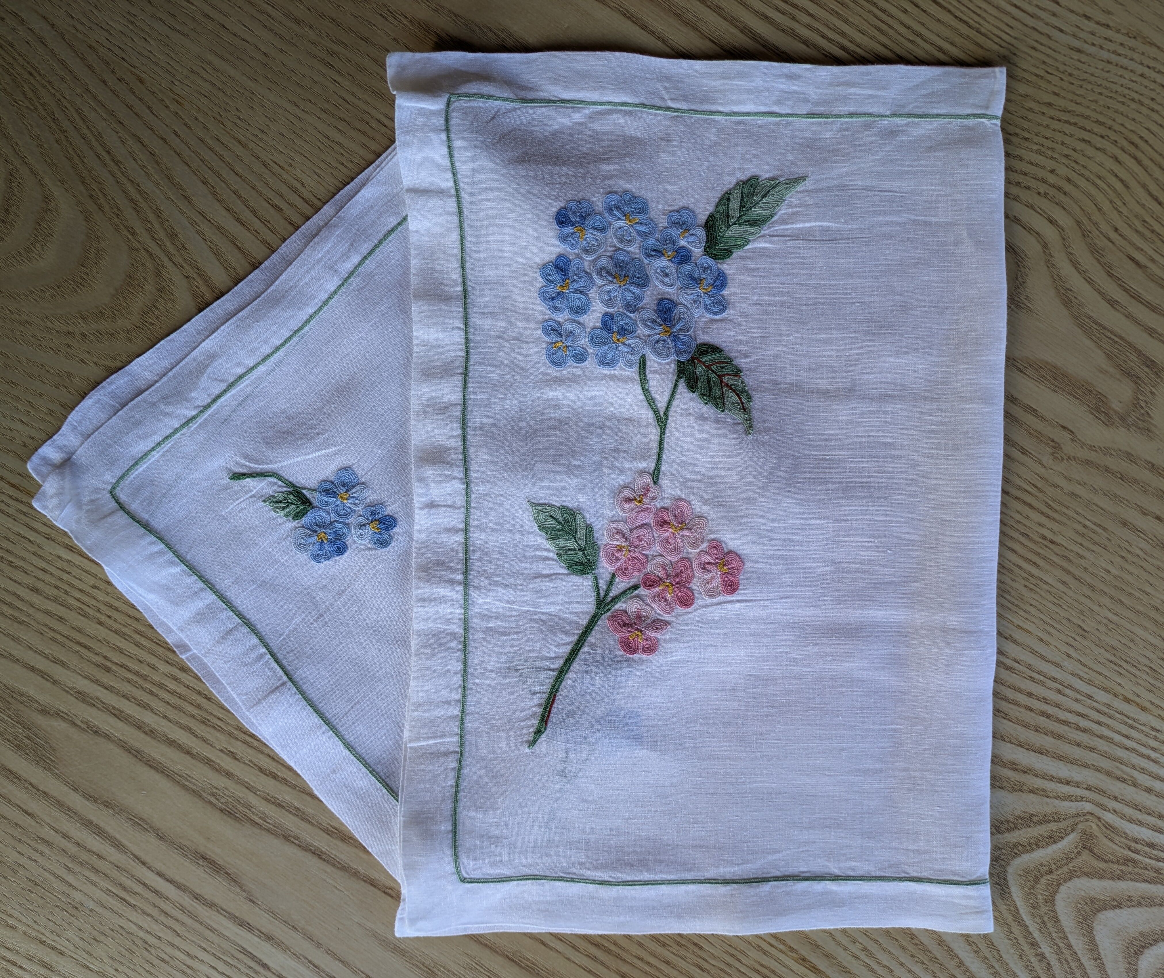 Rectangular tablecloth and its matching vintage hand-embroidered linen voile napkin – Blue hydrangeas