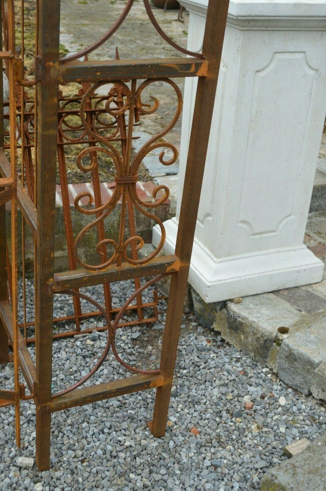 Arche de jardin avec portillon en fer forgé
