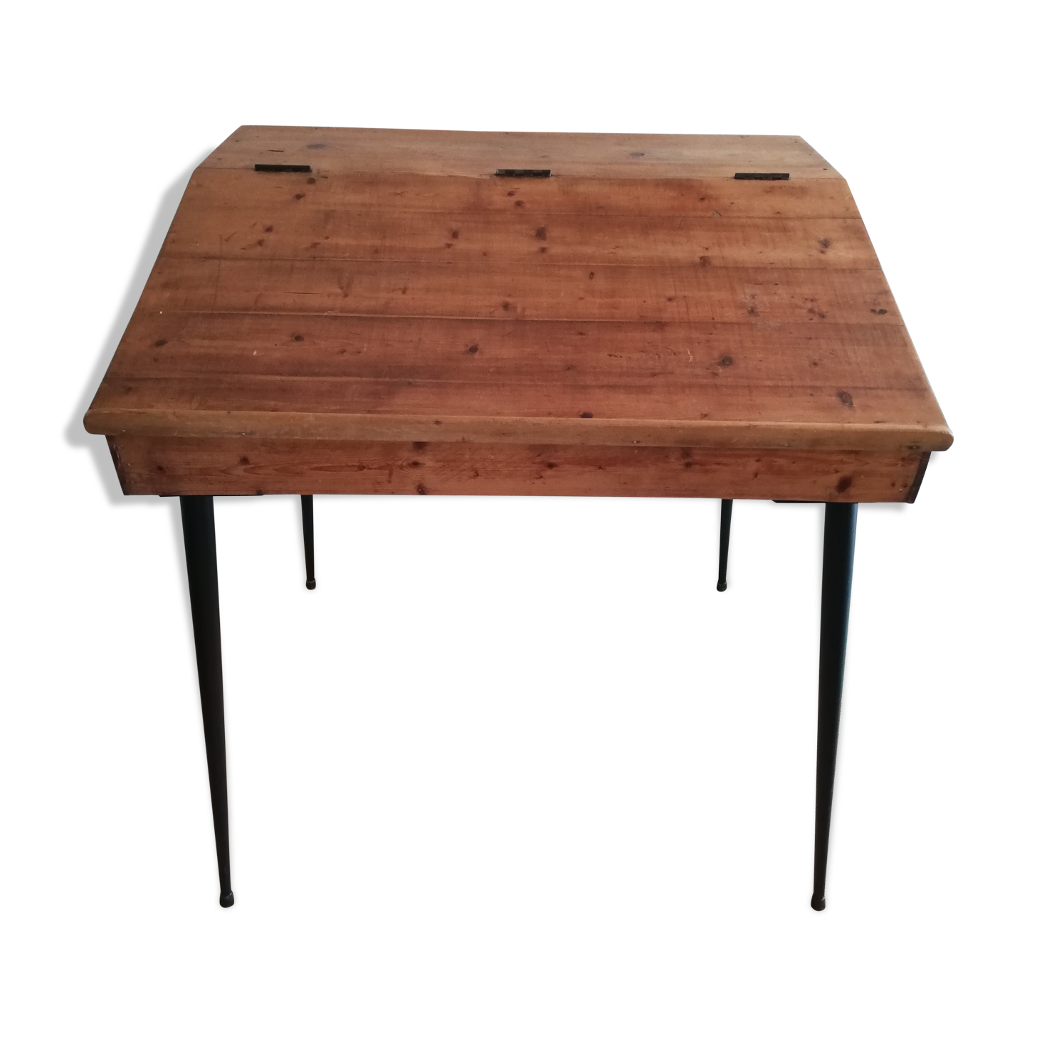 Writing desk revisits vintage 70s