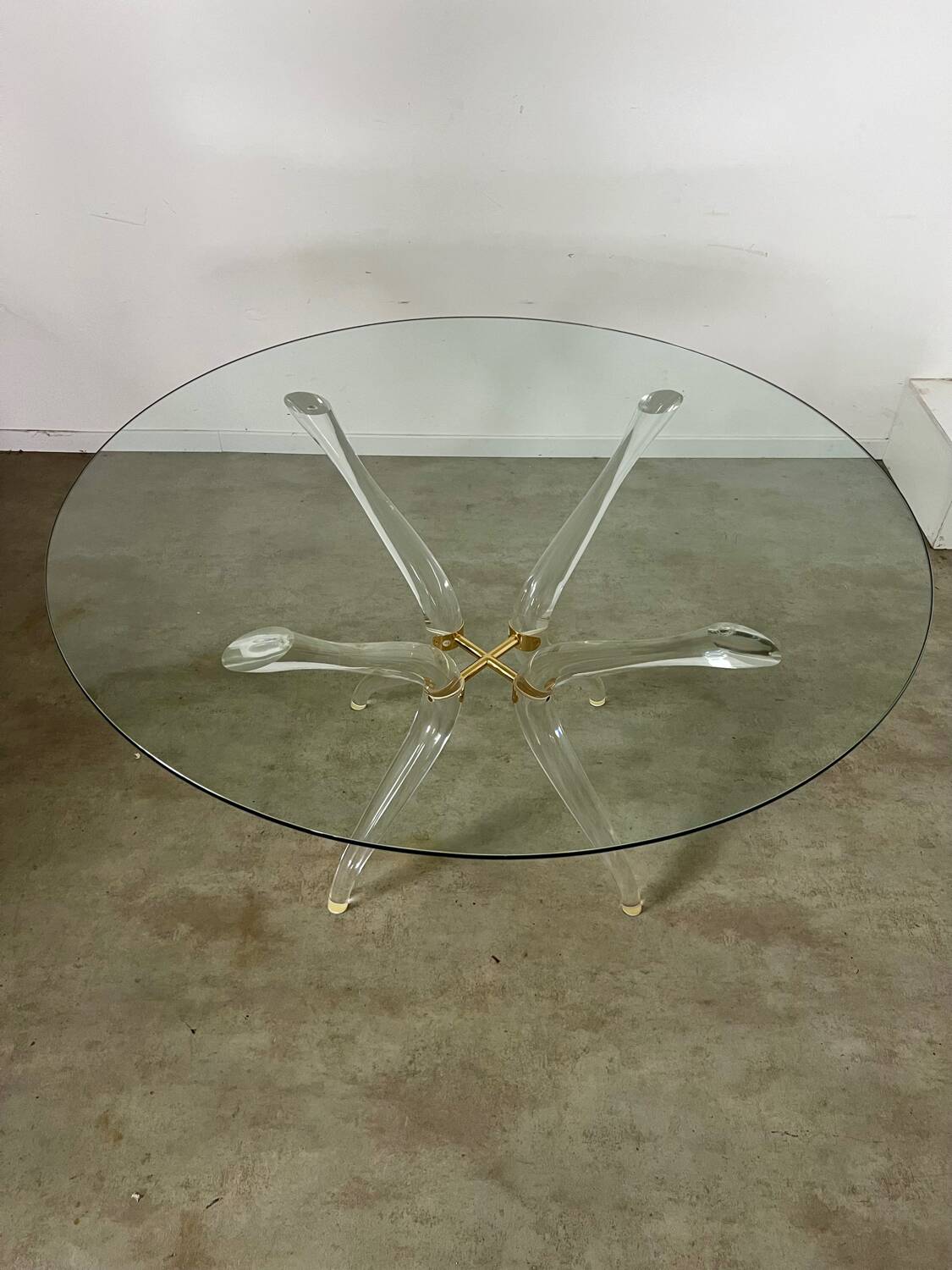 Venice model round dining table from Madelia by Paris Altuglas foot