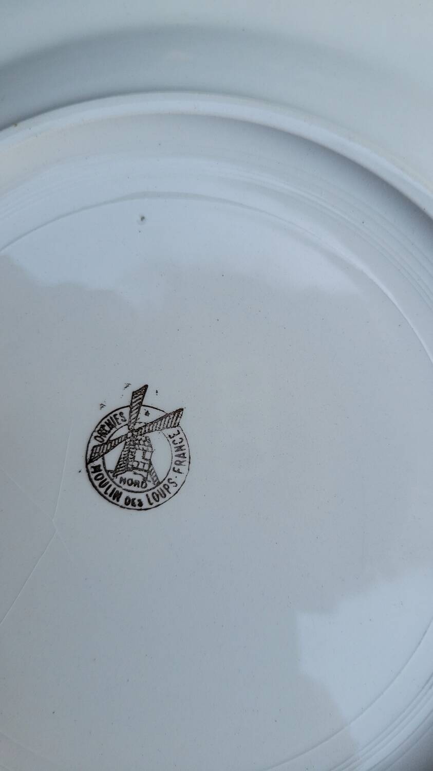 16 flat gold plates from Orchies porcelain