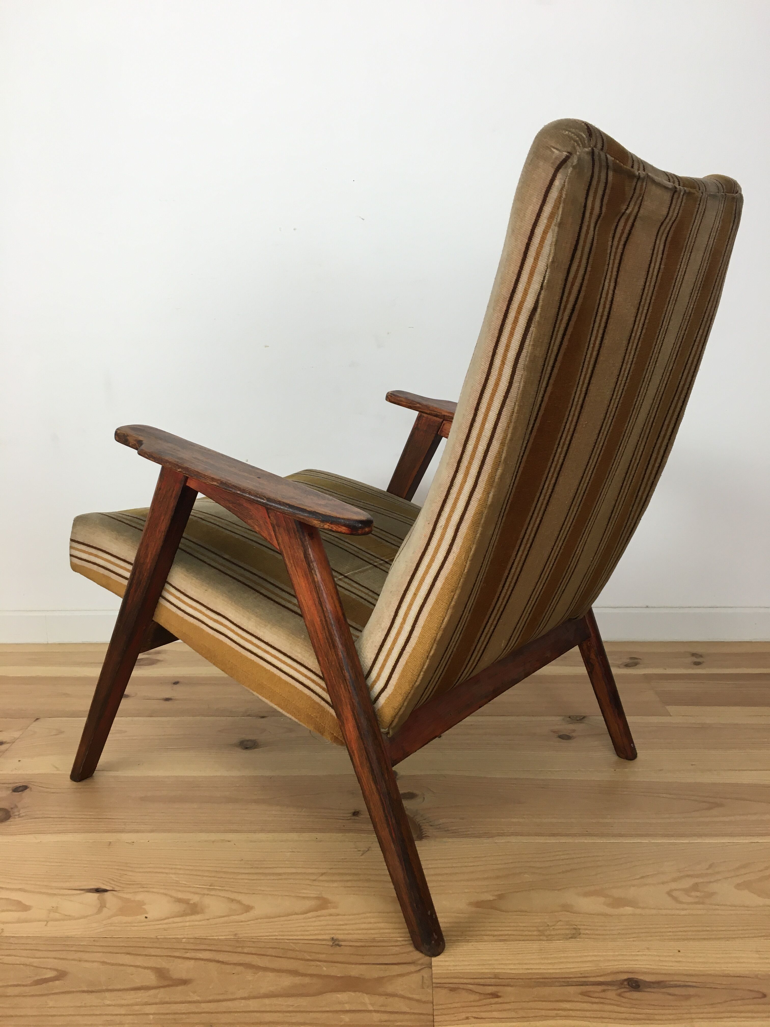 Fauteuil scandinave pieds compas en bois