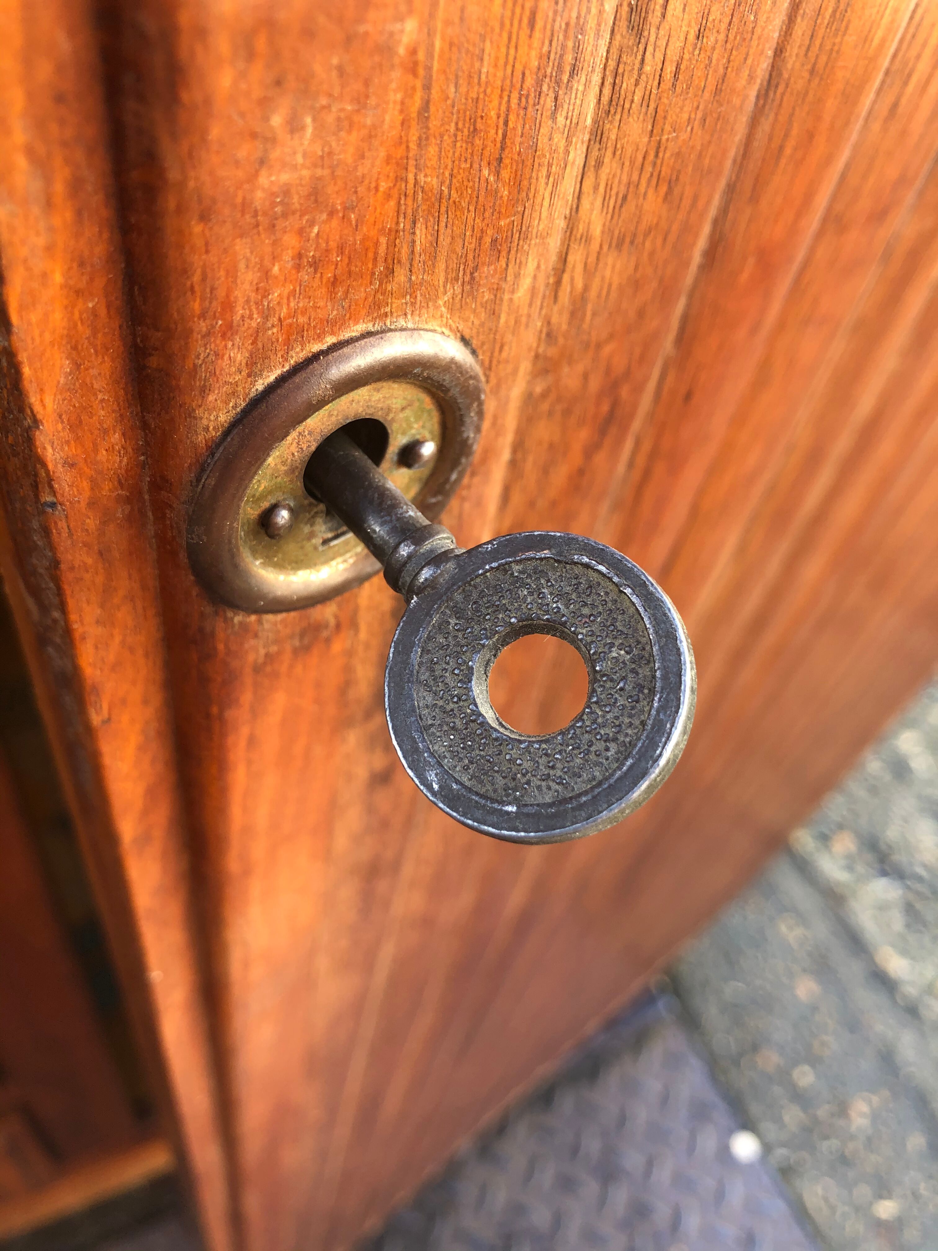 Asymmetrical cabinet