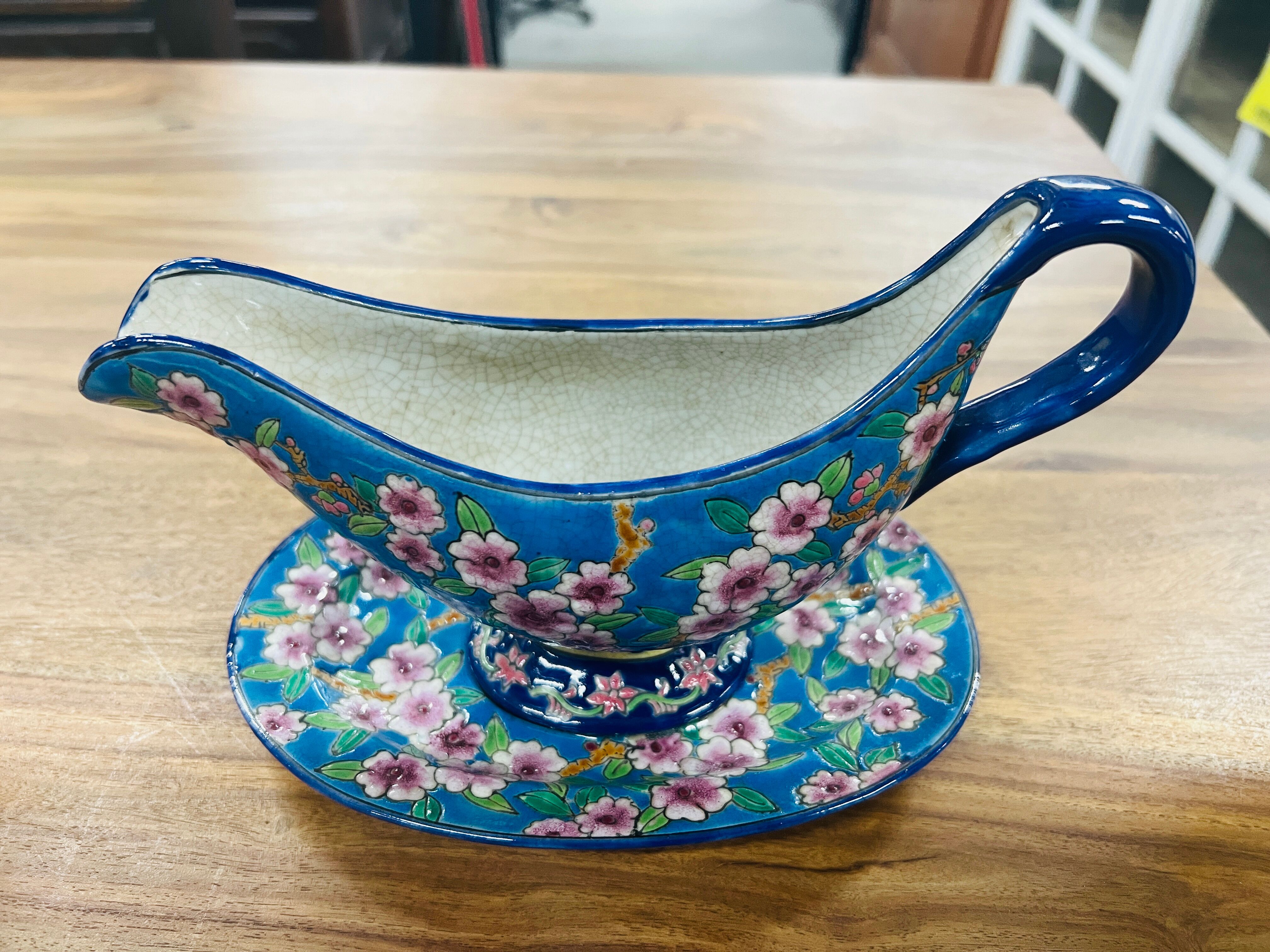 Antique saucière with support, Louvière