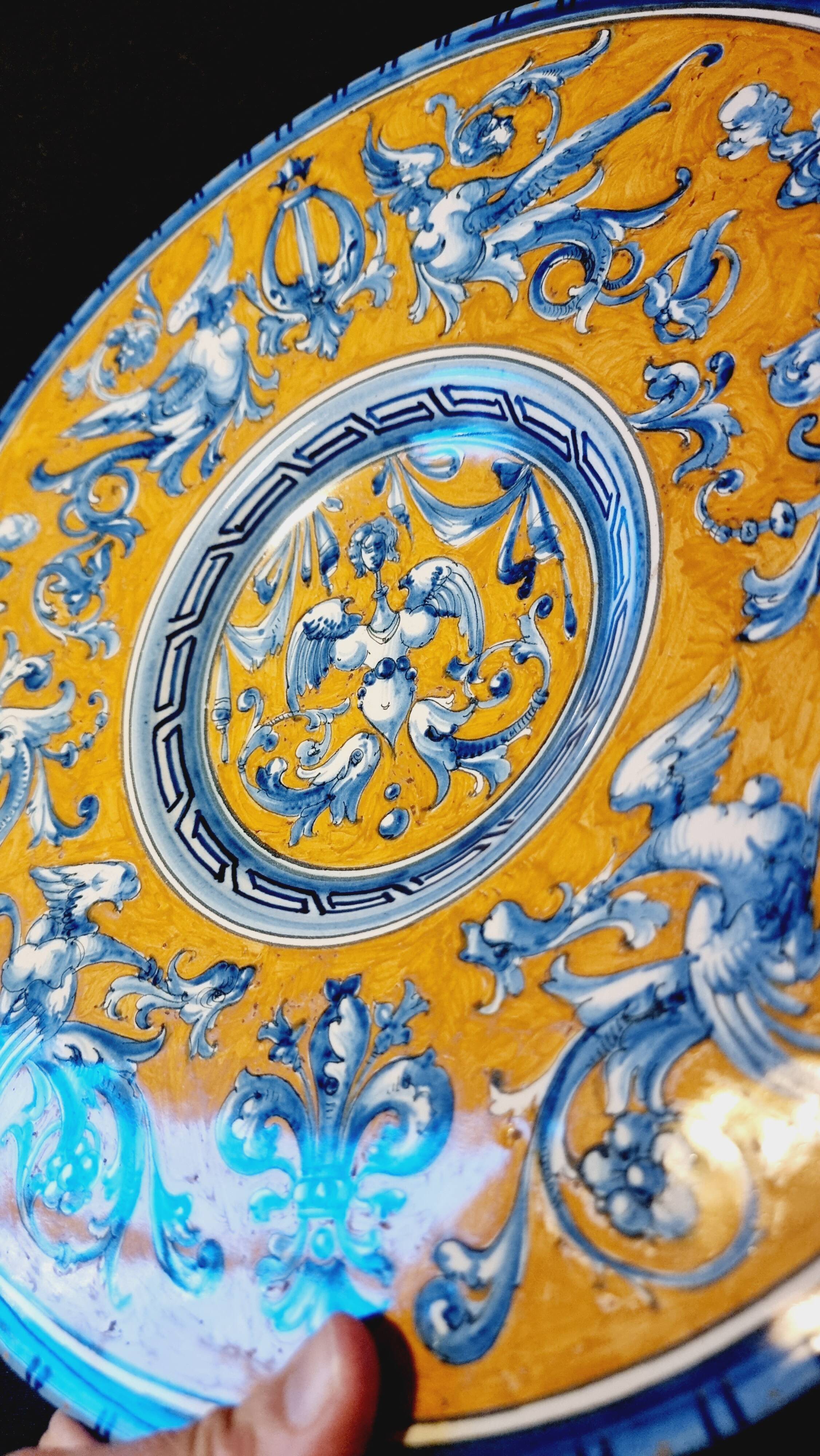 Large grotesque plate (Urbino/Castelli style), made in Italy, pei