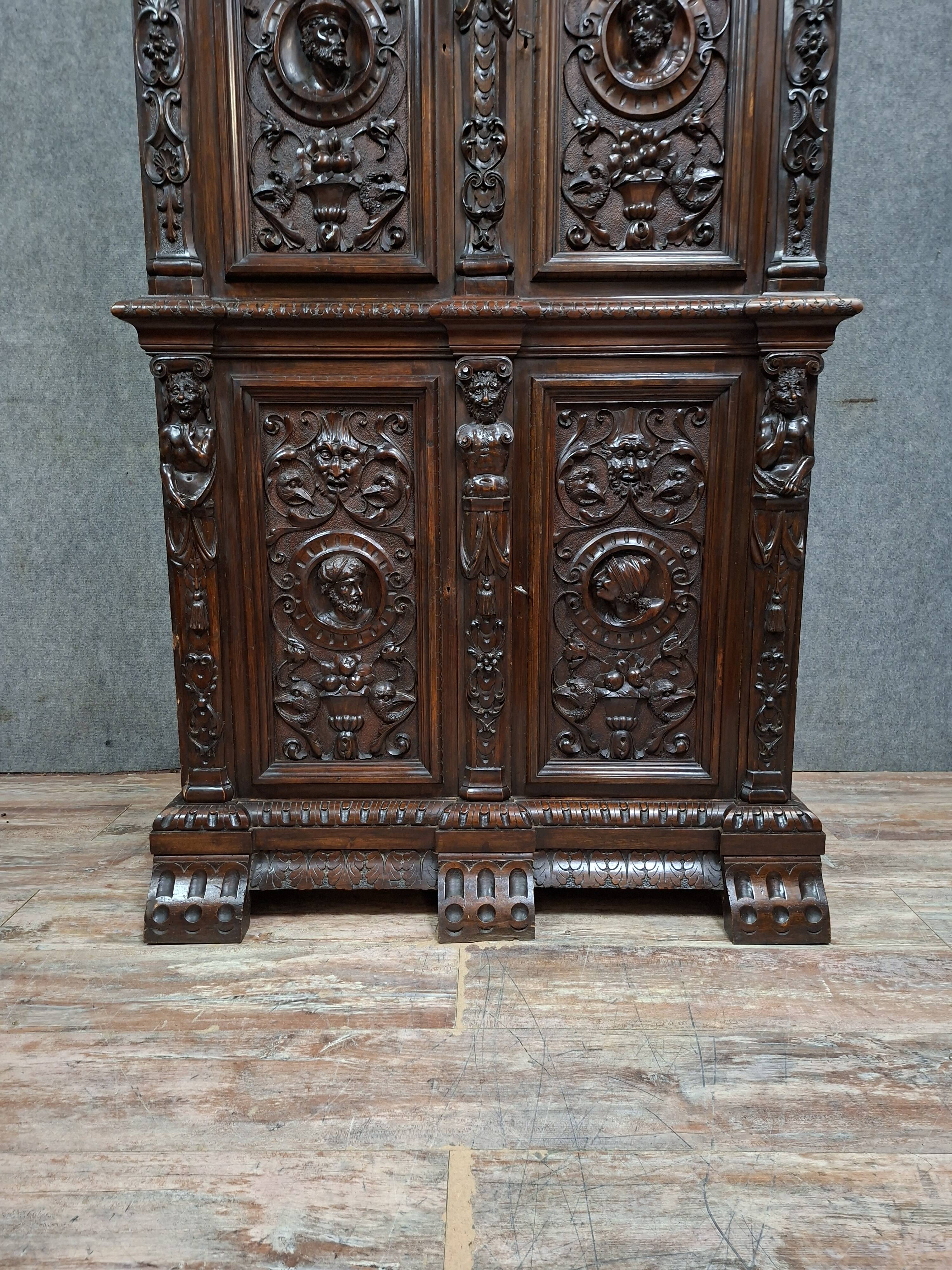 buffet / Richly carved walnut cabinet, Renaissance style, 19th century