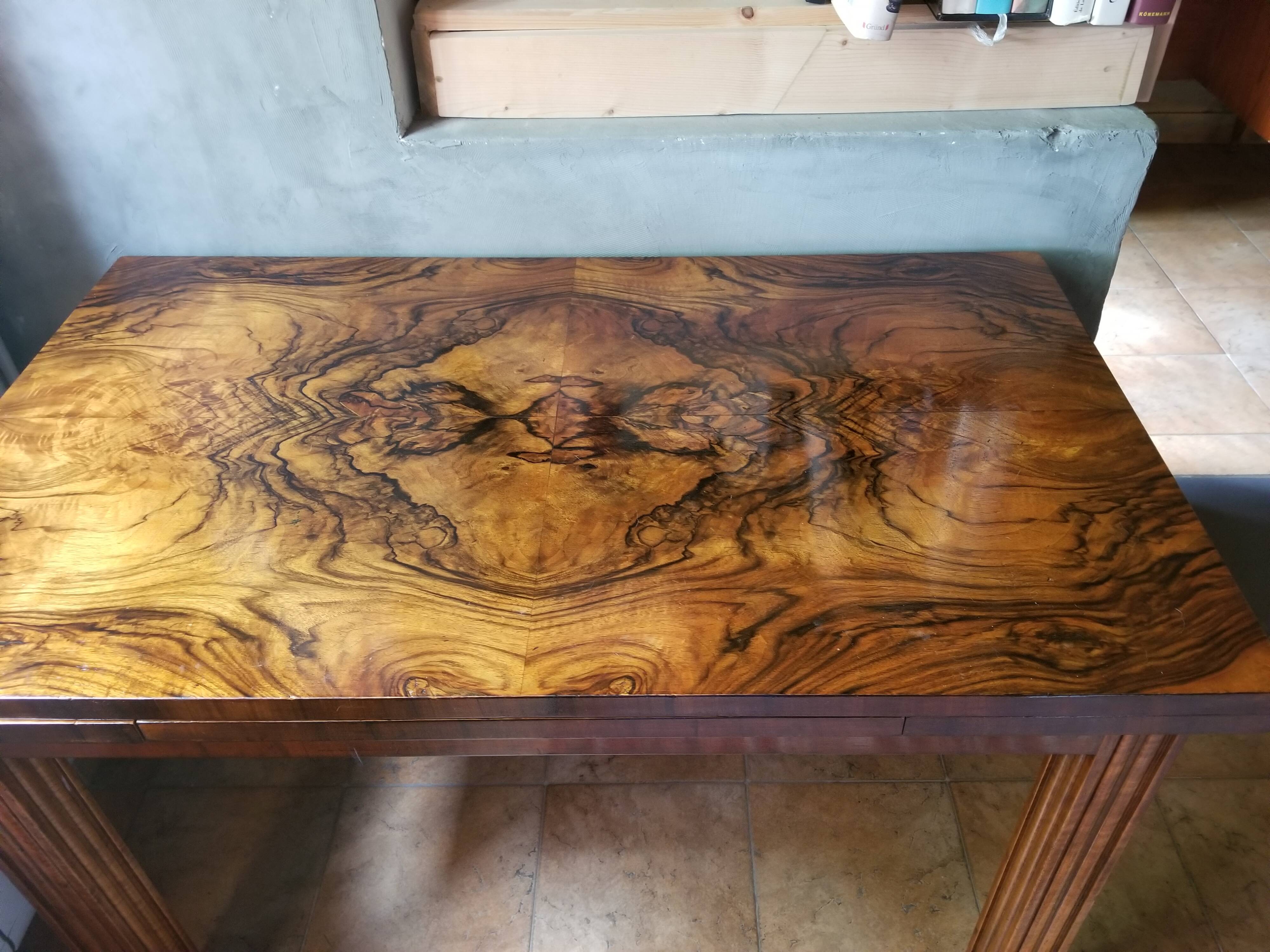 Table en frise de ronce de noyer