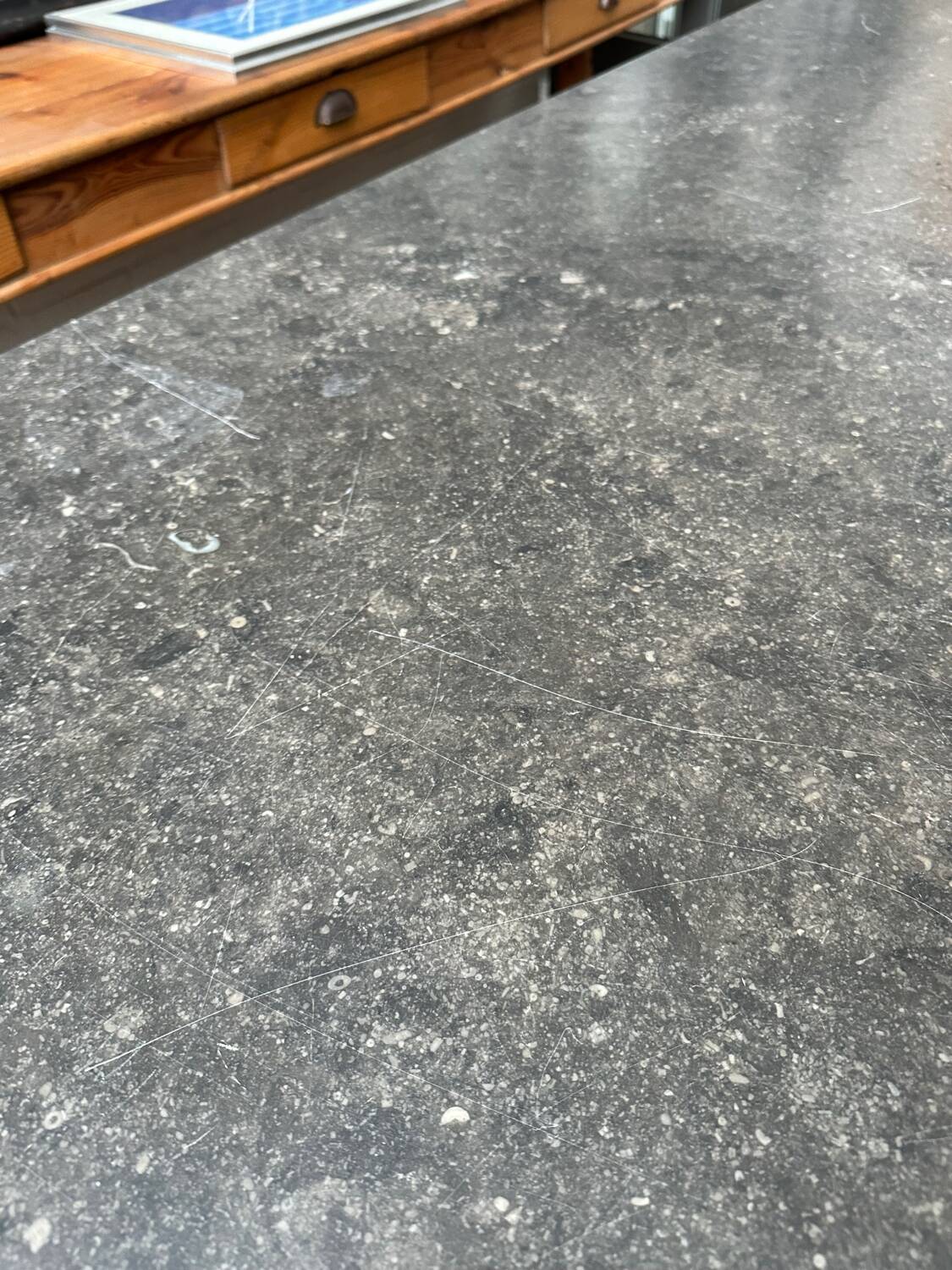 Ilot de magasin recouvert d’une pierre bleue