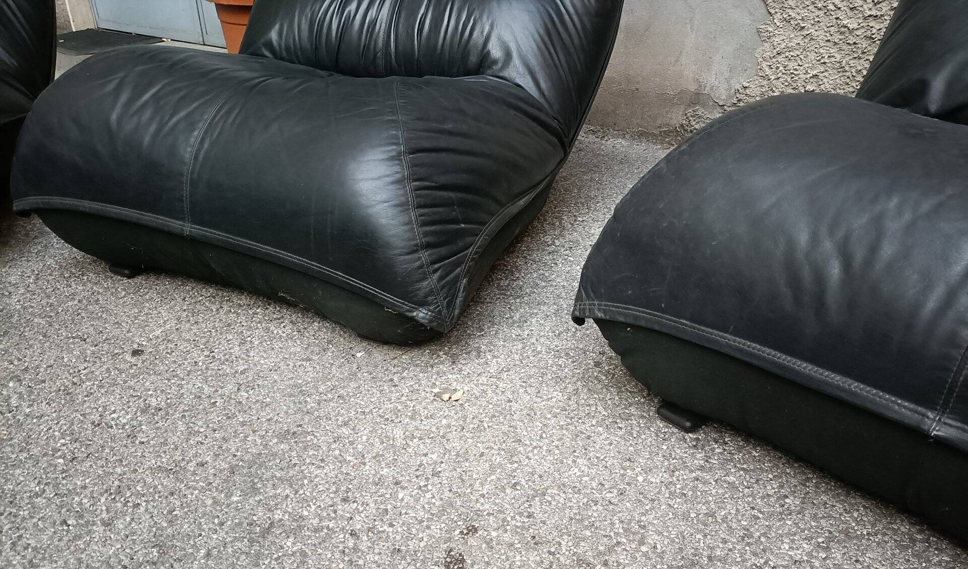 Zinzolo Armchairs in Black Leather by Vittorio Varo for Plan, 1970s, Set of 2