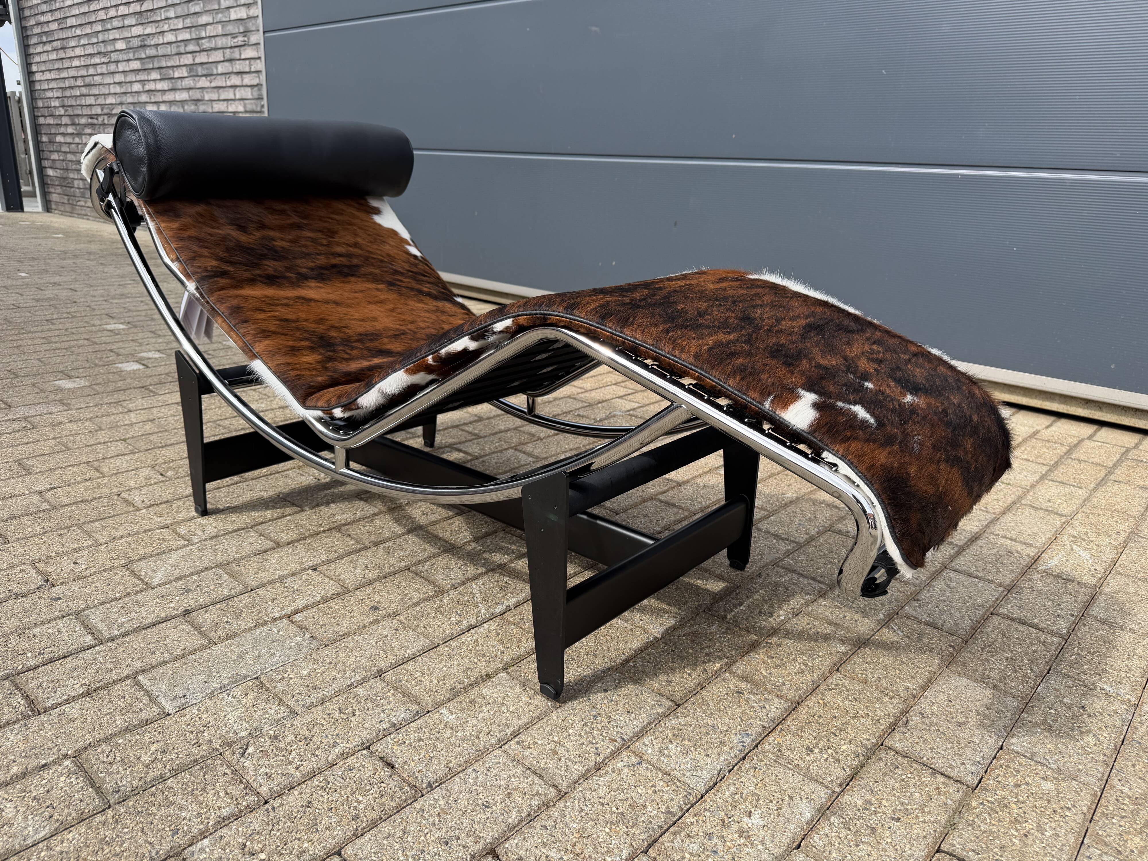 Cassina LC4 Le Corbusier original (signed) in cowhide, in new condition.