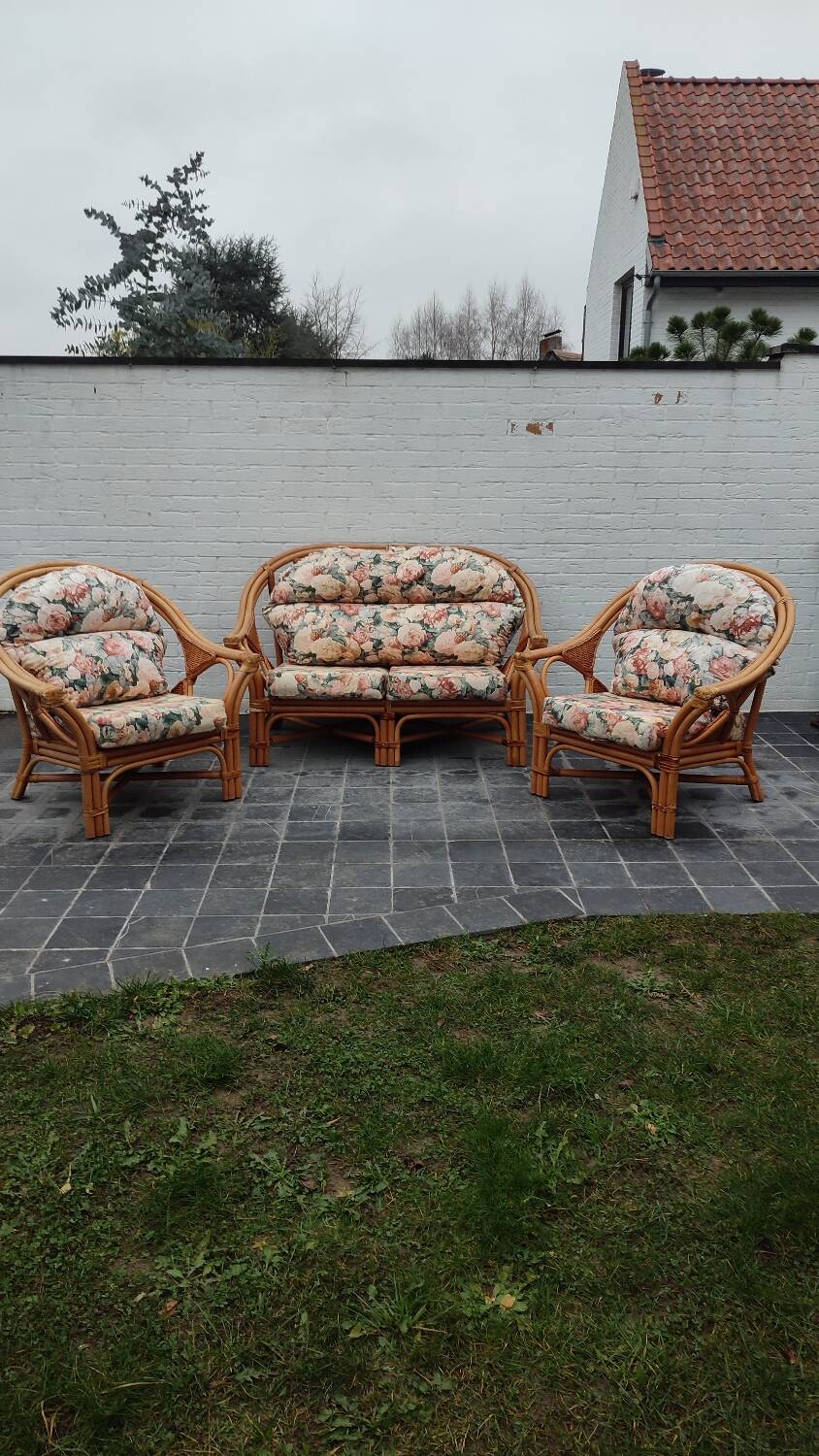 Set of 2 rattan armchairs with a bench.