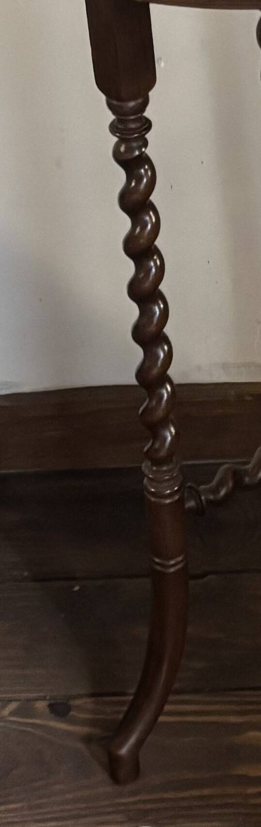 Small walnut side table with drop leaf and twisted legs – 20th century