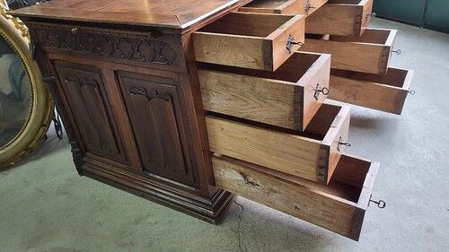 Ancien bureau 9 tiroirs en noyer de style gothique ref je