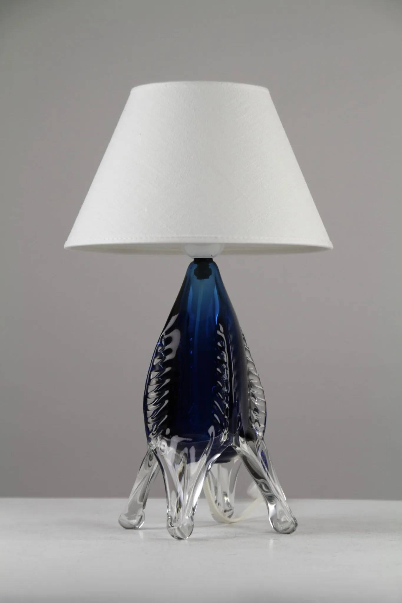 Lampe de table en verre art bleu et cristal — Suède, vers 1955-1965
