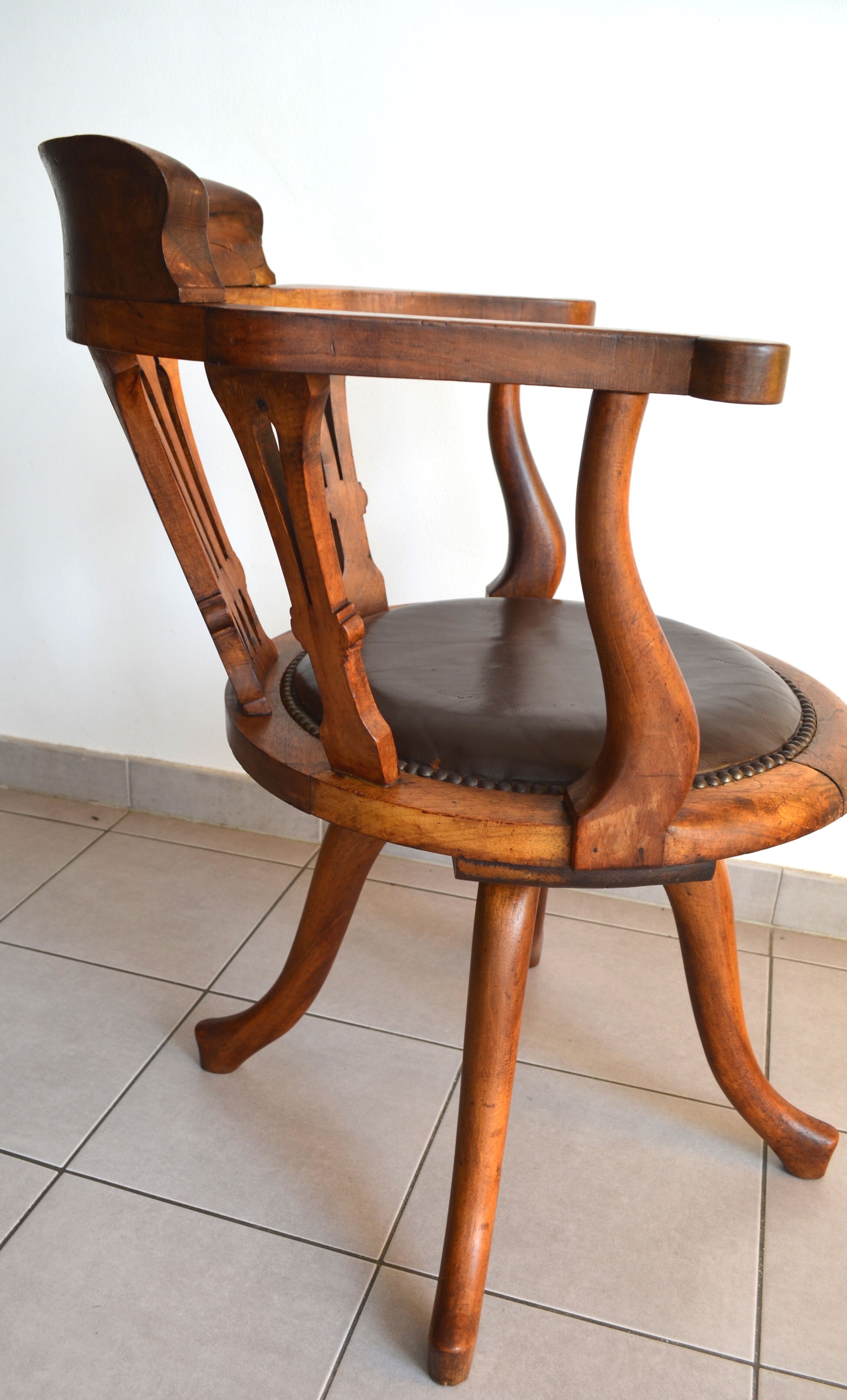 Swivel american office armchair