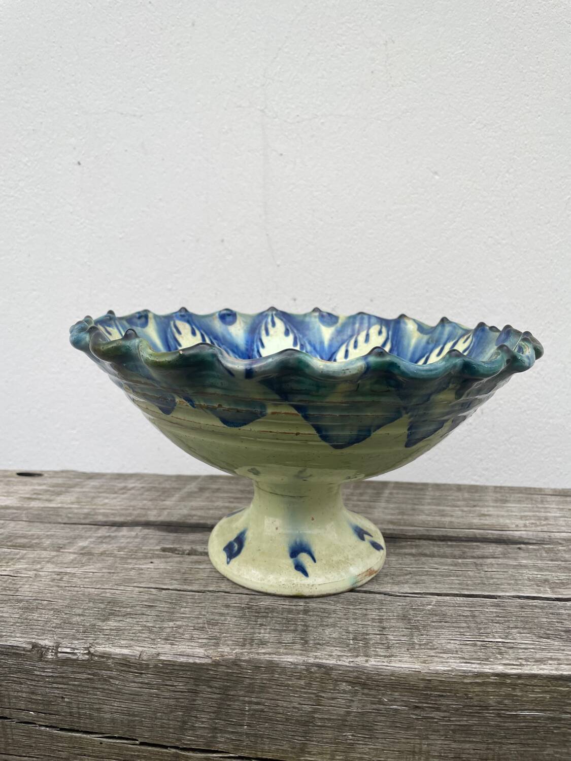 Ceramic fruit bowl on foot