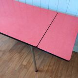 Expandable table in red formica