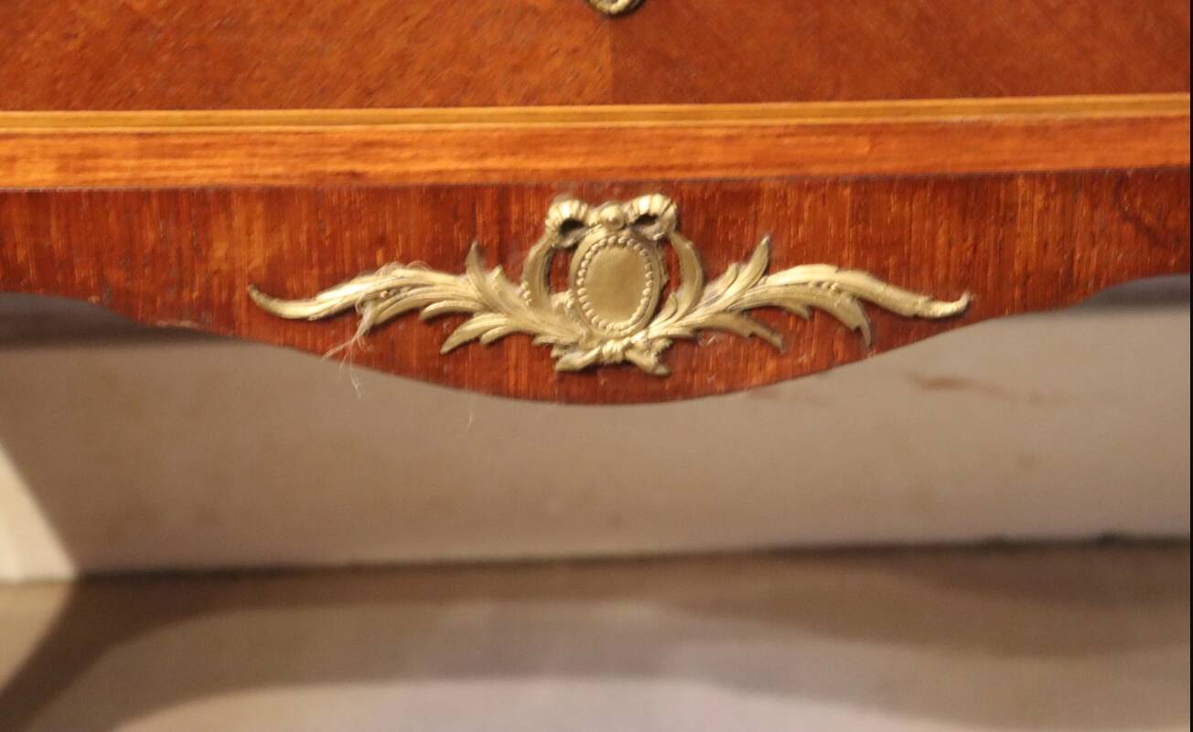 Commode sauteuse en bois de plaquage