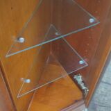 Meuble Vitrine, signé Ernest Ménard, Merisier, 4 portes de rayonnage vitrées, Forme losange