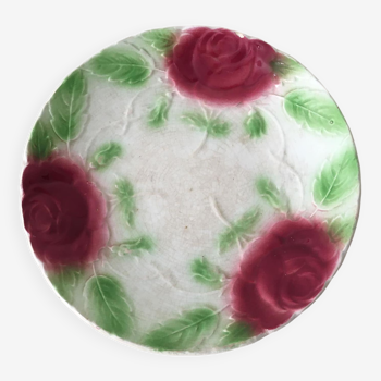Ancienne assiette plate en barbotine à décor de roses Majolica