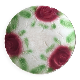 Ancienne assiette plate en barbotine à décor de roses Majolica