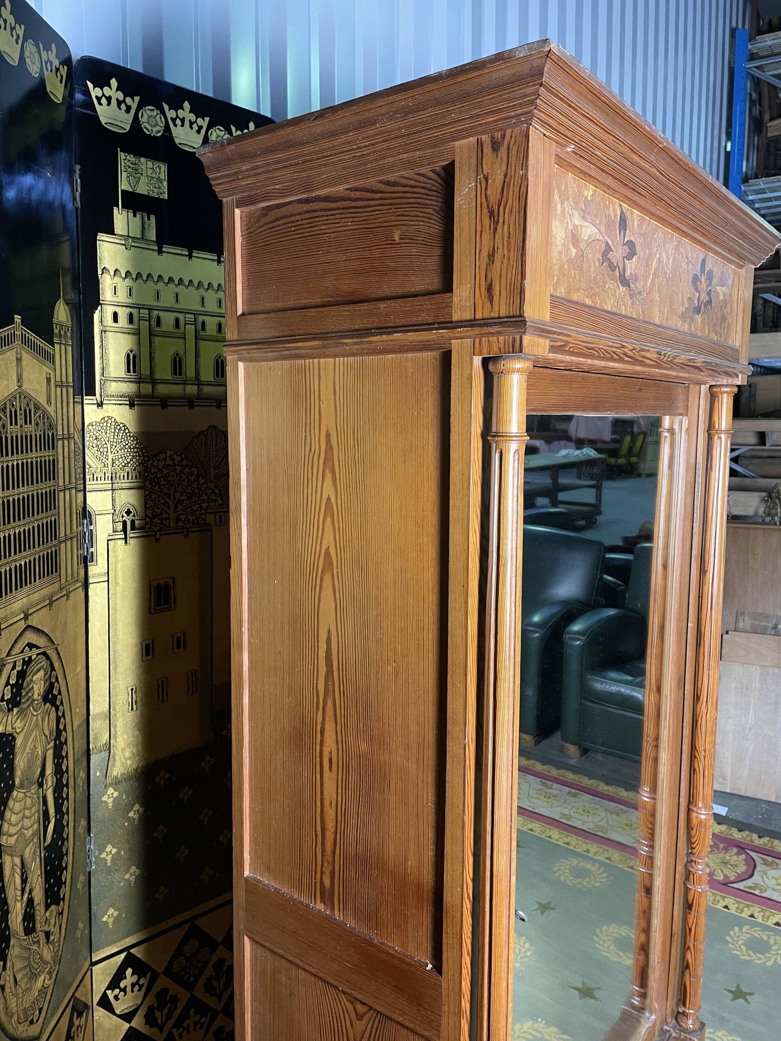 Armoire à glace en pitchpin et marqueterie