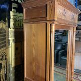 Armoire à glace en pitchpin et marqueterie