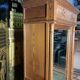 Armoire à glace en pitchpin et marqueterie