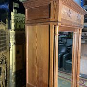 Armoire à glace en pitchpin et marqueterie