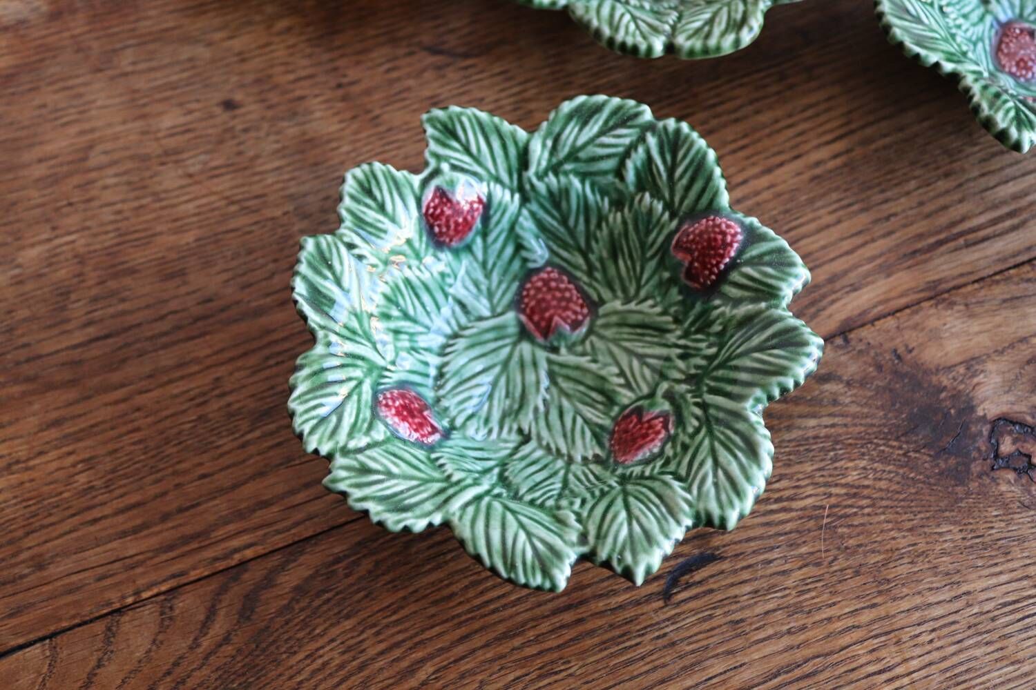 Set of 5 leaf-shaped bowls with strawberries – Caldas da Rainha (Portugal)