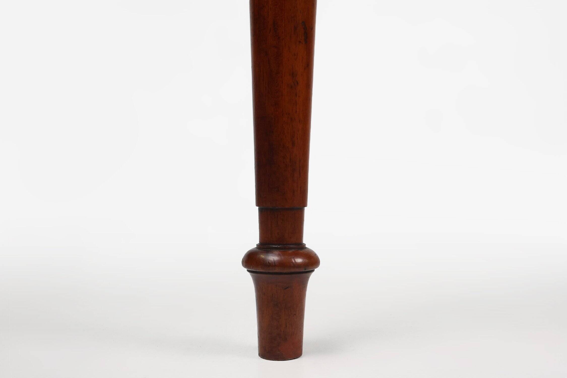 Table d'appoint anglaise élégante du milieu du 19e siècle en bois massif